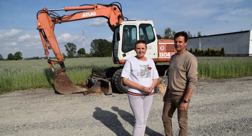 Anita Borgul i Wojciech Drosiński cieszą się, że w końcu udało się rozpocząć wyczekiwaną inwestycję w Małyszynie. Przyznają, że to też zasługa długich starań wielu mieszkańców fot.: Katarzyna Cieślik    