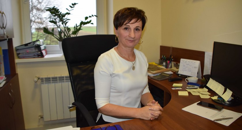 Iwona Napieraj, sekretarz i zastępca wójta gminy Pątnów, informuje, że kandydaci na dyrektora GOKiS-u oraz GBP muszą złożyć także pisemną koncepcję funkcjonowania obu placówek fot.: Katarzyna Cieślik 