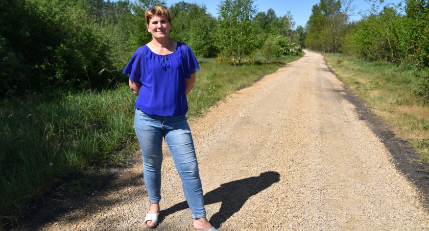 Sołtyska Alicja Słok cieszy się, że udało się w końcu poprawić 1,5-kilometrowy odcinek drogi. Teraz w planach jest walka o asfalt i oświetlenie wioski fot.: Katarzyna Cieślik 