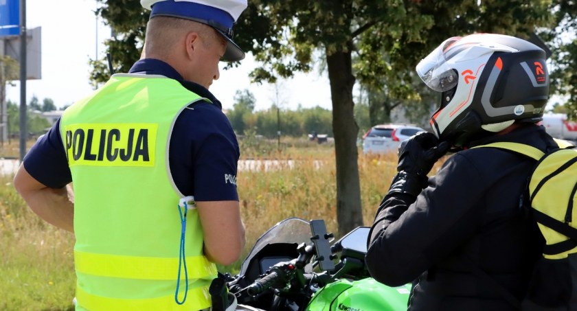 Na zdjęciu moment policyjnej kontroli motocyklisty / Fot. Komenda Główna Policji 