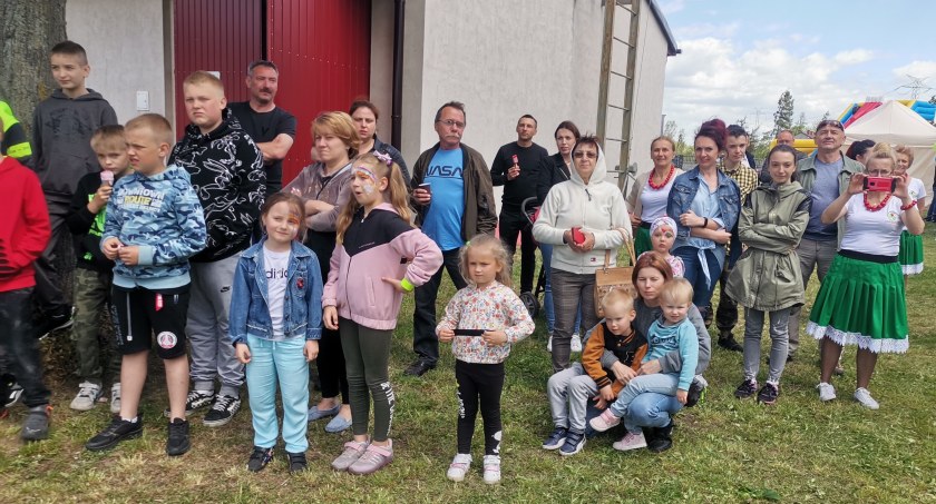 Urządzenia na placu zabaw stoją od kilku miesięcy, ale w sobotę oficjalne dokonano jego otwarcia. Impreza został połączona z piknikiem rodzinnym fot.: Magdalena Lizurej