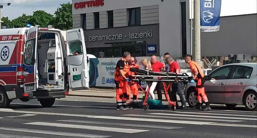 Kobieta, która została potrącona na pasach, trafiła do szpitala na badania fot.: Magdalena Lizurej