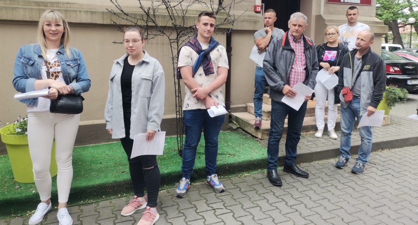 W sobotę pod kwiobusem stojącym obok siedziby Wieluńskiego Domu Kultury, ustawiła się długa kolejka chętnych na dokonanie donacji  fot.: Magdalena Lizurej