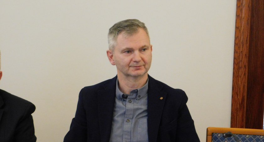 Jarosław Rozmarynowski w ciągu ponad trzech lat sprzedał do gminnych jednostek towar za około 300 tys. zł. Radny podaje, że nie miał z tego tytułu wielkiego zarobku, bo faktury szły na niewielkiej marży fot.: Magdalena Lizurej