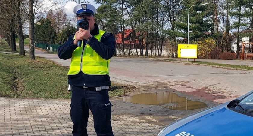 Jechał 98 km/h w obszarze zabudowanym. Policjanci nie byli łaskawi dla 34-latka i zabrali mu prawo jazdy, nakładając punkty karne i słony mandat fot.: KPP w Pajęcznie