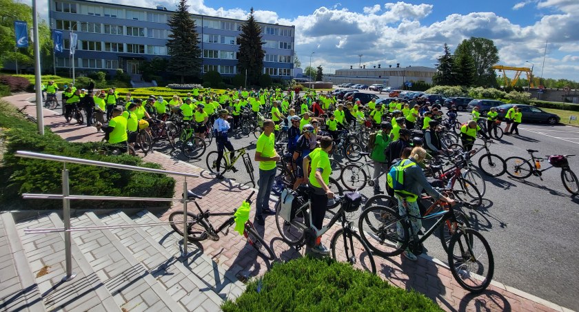 Pod biurowcem zakładu zjawiło się 200 rowerzystów, którzy wzięli udział w rajdzie, organizowanym przez Cementownię Warta SA fot.: Łukasz Walasik (1) reszta fot.: Paulina Borkowska
