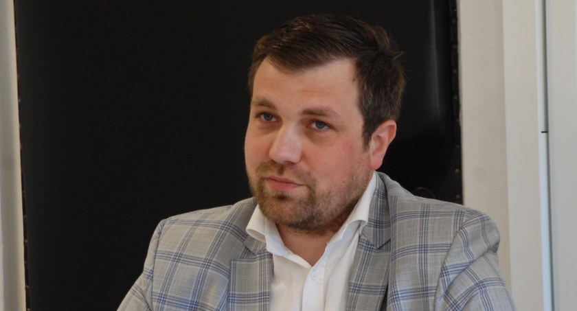 Krzysztof Dziuba, wicestarosta wieluński akcentuje, że Starostwo Powiatowe w Wieluniu otrzymało zgodę i finansowanie na utworzenie, w II LO, klasy przygotowania wojskowego fot.: Antoni Zych