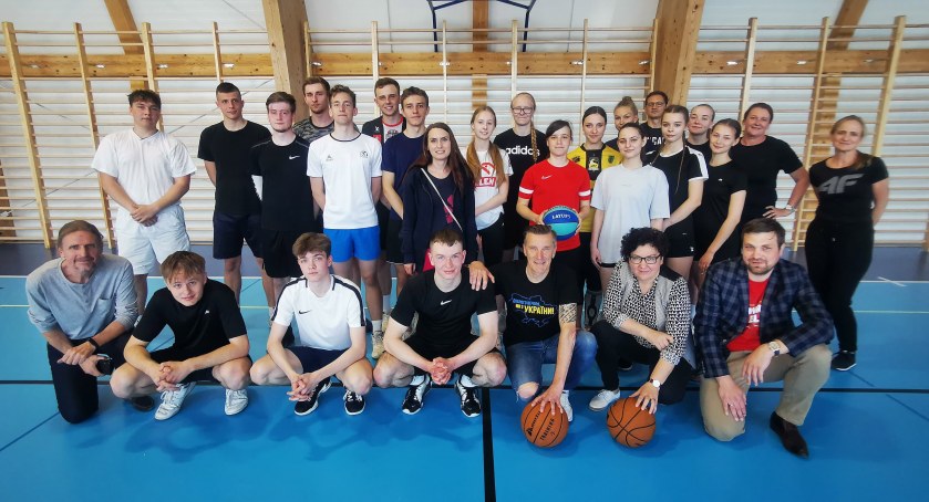 Mer Bruno Ficheux odwiedził Zespół Szkół nr 1 w Wieluniu, gdzie osobiście zaprosił młodzież na turniej koszykówki do swojego miasta we Francji fot.: Sławomir Rajch
