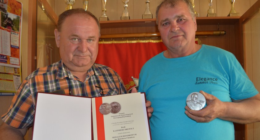 Druh Kazimierz Drewicz (z prawej) otrzymał medal honorowy im. Bolesława Chomicza. Na zdjęciu: z prezesem Ryszardem Dziadakiem fot.: Elżbieta Wodecka 