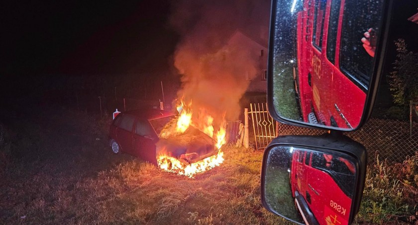 Na zdjęciu płonący pojazd / Fot. Facebook / OSP KSRG Szczawno 