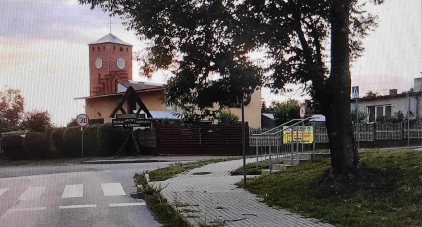 Tak wyglądało przejście przez drogę powiatową przed przycinką .../Spotted:Wieluń 