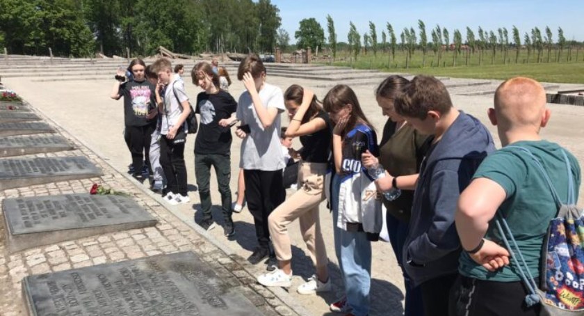 Młodzież szkolna, pod opieką przewodnika, zwiedziła wystawę stałą oraz obiekty na terenie obozu Auschwitz I oraz Auschwitz II-Birkenau fot.: Zespół Szkolno-Przedszkolny w Rząśni