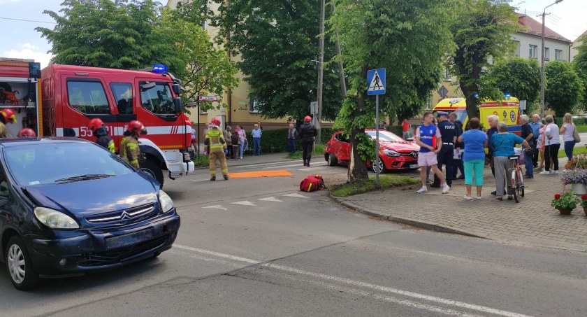 Po zderzeniu dwóch osobówek, poszkodowane osoby trafiły do szpitala fot.: Michał Borczyk