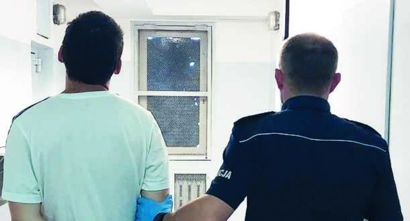 Młody mężczyzna szarpał ochroniarza, uderzał go głową oraz pięściami fot.: KPP Wieluń 