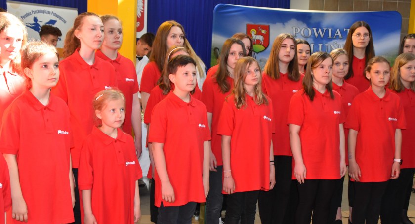Obchody jubileuszu były okazją do gratulacji i podziękowań, które popłynęły od zebranych gości, m.in. dyrektorów szkół, byłych i obecnych władz powiatu wieluńskiego oraz wcześniejszych kierowniczek poradni  fot.: Katarzyna Cieślik 