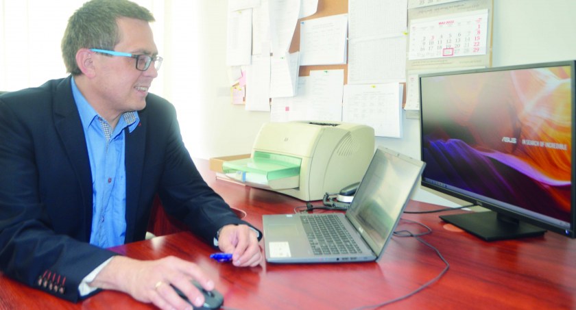 Dyrektor Piotr Piechowski już wykorzystuje w swojej pracy jeden z nowych monitorów  fot.: Elżbieta Wodecka 