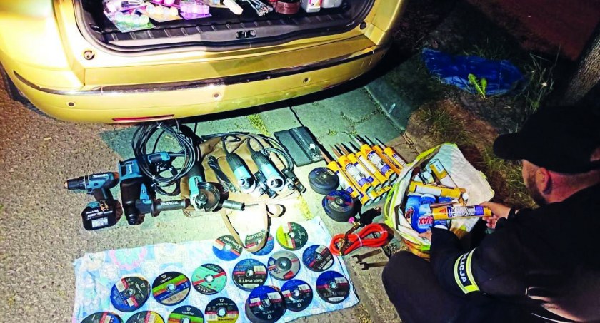 Skradzione artykuły, 57-latek magazynował w bagażniku swojego citroena fot.: Komenda Powiatowa Policji w Sieradzu 