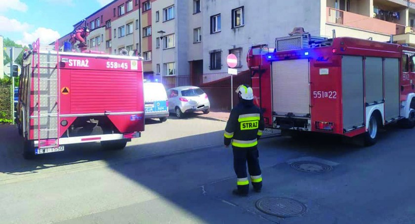 Działania straży polegały na zabezpieczeniu miejsca zdarzenia, ewakuacji dziewięciu lokatorów mieszkań, pomiarze stężenia gazu oraz przewietrzeniu klatki schodowej fot.: Katarzyna Cieślik 