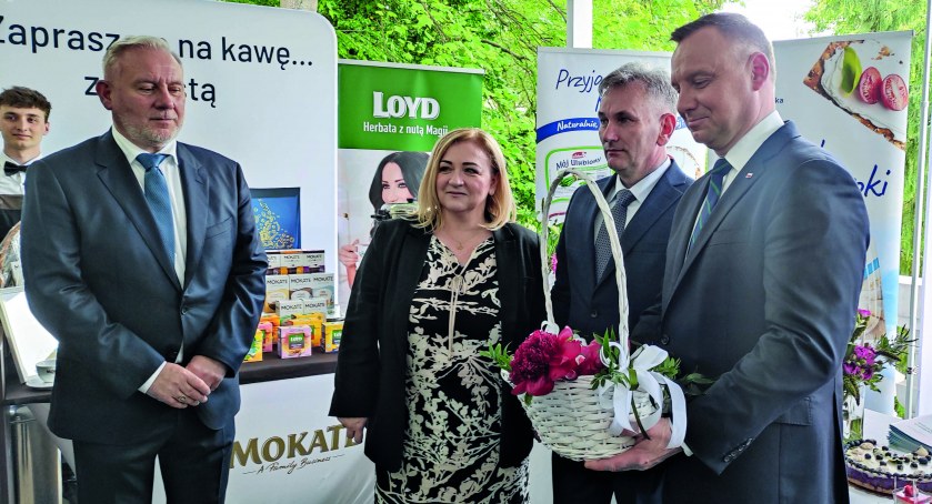 Nagrodę w ogólnopolskim konkursie ,,AgroLigia” dla wieluńskiej mleczarni odebrali prezes SDM Marek Kapica oraz wiceprezes Iwona Sandak fot.: archiwum SDM w Wieluniu 