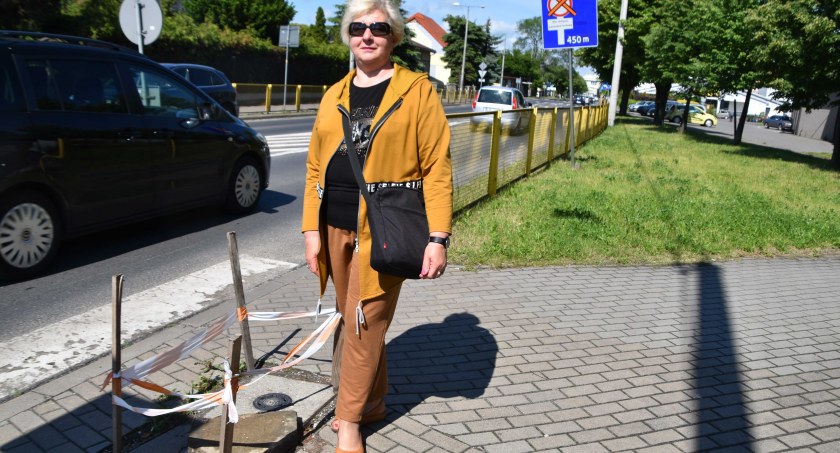 Przewodnicząca osiedla Anna Pabińska zwraca uwagę, że ogrodzona studzienka blokuje przejście dla pieszych fot.: Katarzyna Cieślik