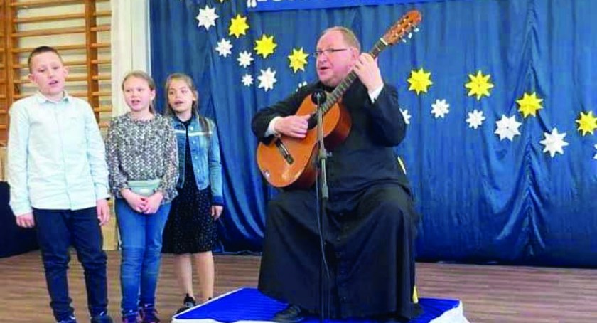 Przedszkolaki i uczniowie młodszych klas szkół średnich recytowali poezje o tematyce maryinej fot.: arch. SP w Bieniądzicach fot.: arch. SP w Bieniądzicach