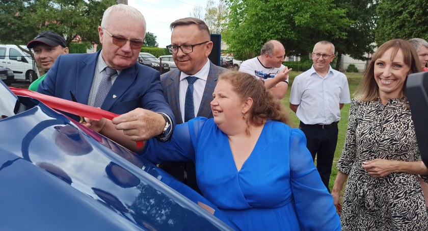 Zdjęcie posłów Piotra Polaka i Marka Matuszewskiego podczas przecinania wstęgi samochodu/fot.: Magdalena Lizurej