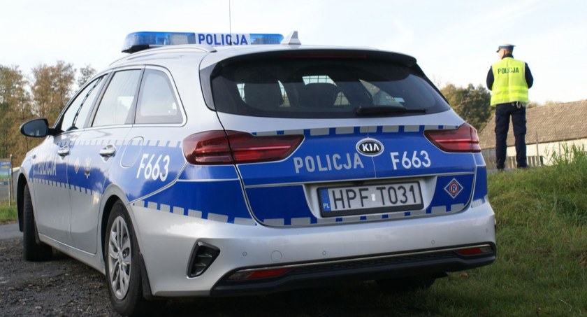 Zdjęcie policjanta obserwującego drogę/fot.: arch. KPP w Wieluniu 