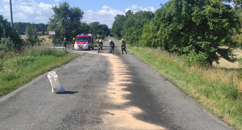 Na zdjęciu strażacy, którzy usuwali plamę oleju na drodze w Strzelcach Wielkich / Fot. Facebook / OSP KSRG Strzelce Wielkie