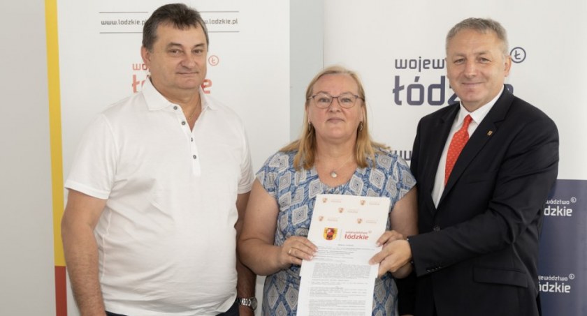 Zdjęcie urzędników z Konopnicy po podpisaniu umowy w Urzędzie Marszałkowskim/fot.: arch. UG w Konopnicy