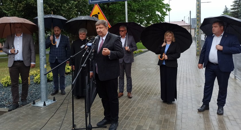 Zdjęcie samorządowców oraz przedstawicieli firmy modernizującej fragment drogi nr 486/ fot.: Magdalena Lizurej 