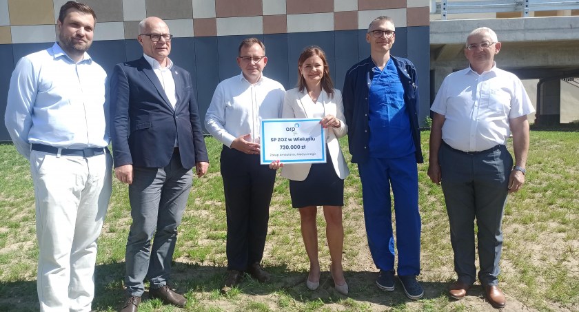 Zdjęcie z konferencji prasowej, na której poseł przekazał czek na zakup karetki. 