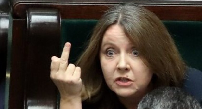 Zdjęcie Joanna Lichockiej, posłanki, gest wywołał skandal, a posłanka tłumaczyła, że chciała tylko potrzeć palcem pod okiem/źródło: kadr z nagrania sejmowego