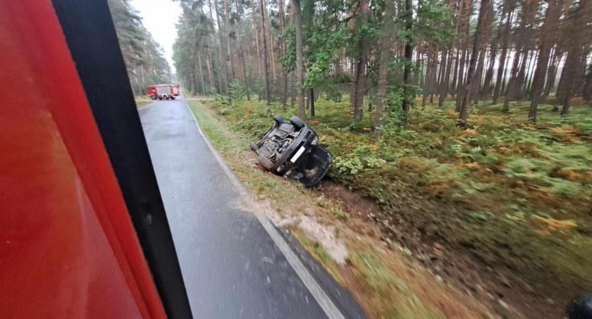 Swoją podróż 21-letni kierowca z powiatu wieluńskiego zakończył dachowaniem w rowie/fot.: JRG Wieruszów 