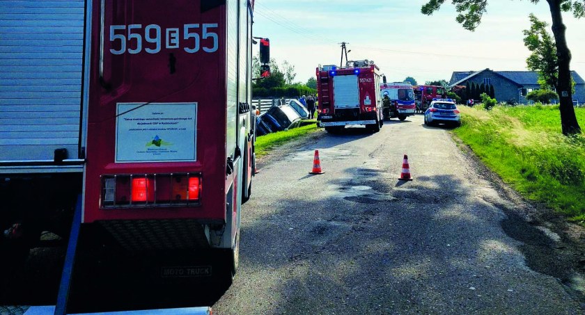 35-letni kierowca opla rozpoczął tydzień od poważnego uszkodzenia samochodu i mandatu fot.: OSP Konopnica