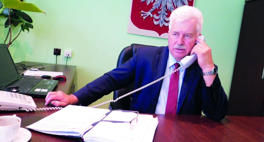 Drogowcy w piątek, 3 czerwca, wylewali asfalt na odcinku drogi gminnej Okalew-Staropole fot.: Magdalena Lizurej