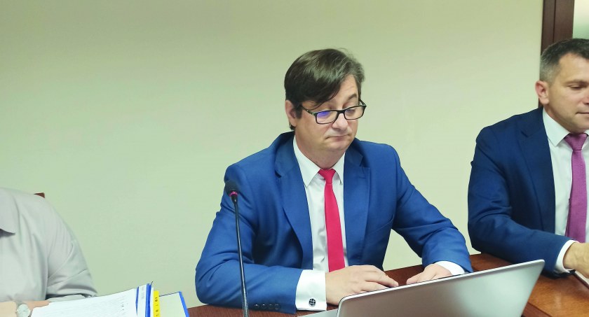 Adam Stachera, wiceburmistrz Pajęczna, przypomina mieszkańcom o ich obowiązkach, związanych z przestrzeganiem regulaminu czystości i porządku fot.: Magdalena Lizurej