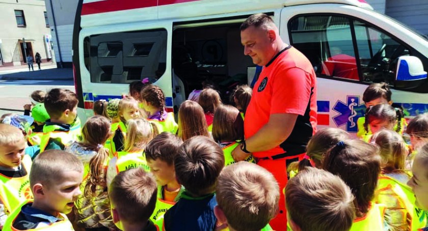 Maluchy miały okazję zwiedzić ambulans. Z zainteresowaniem słuchały informacji o pracy ratownika medycznego fot.: arch. MiGBP w Wieluniu