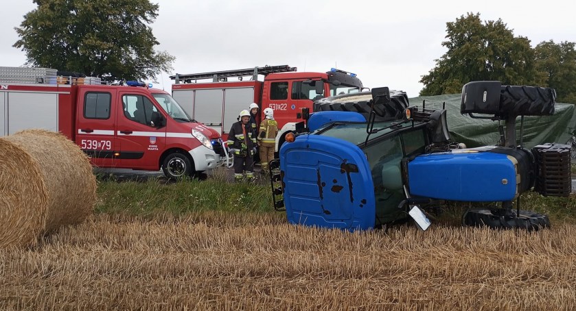Na zdjęciu traktor, który wypadł z drogi / Fot. Facebook / OSP Warta