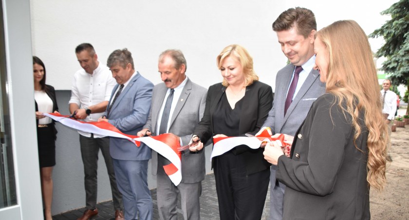 Oficjalnego otwarcia windy dokonał gospodarz gminy wspólnie z zaproszonymi gośćmi fot.: Katarzyna Cieślik 
