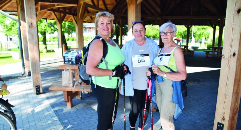 I Osjakowski Marsz Nordic Walking wyruszył w minioną sobotę, o godz. 8:00, sprzed Altany Osjakowskiego Centrum Obsługi Turystycznej Czterech Szlaków  fot.: Katarzyna Cieślik 