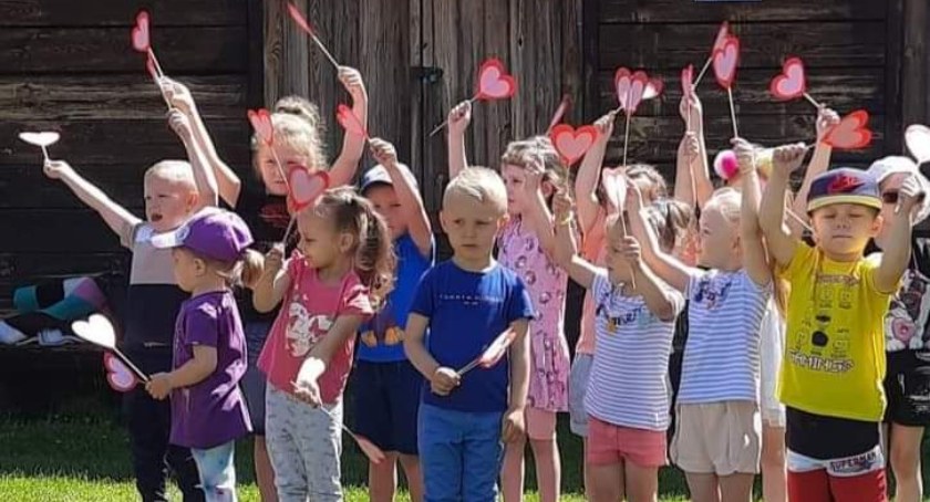 Przedszkolaki ze szczególną ochotą korzystały z przygotowanych niespodzianek fot.: Publiczne Przedszkole w Ostrówku