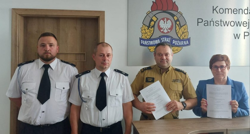 Zdjęcie tuż po podpisaniu porozumienia, dzięki któremu OSP Radoszewice dołączy do KSRG / Fot. Facebook / OSP Radoszewice