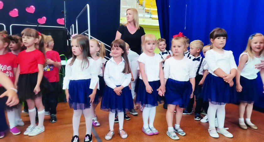 Przedszkolaki, pod okiem swoich wychowawczyń, długo przygotowywały się do Dnia Rodziny, celebrowanego w placówce fot.: Magdalena Lizurej