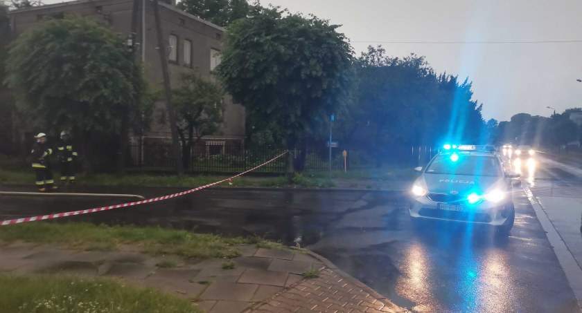 Strażacy, po czwartkowej ulewie,  mieli pełne ręce roboty.   Kilka  ulic w Wieluniu było kompletnie nieprzejezdnych. Druhowie pomagali je udrożnić. fot.: Magdalena Lizurej