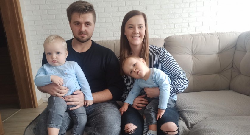 Zdjęcie Jasia Czarneckiego z bratem i rodzicami, chłopczyk prawie trzy miesiące temu dostał lek na SMA