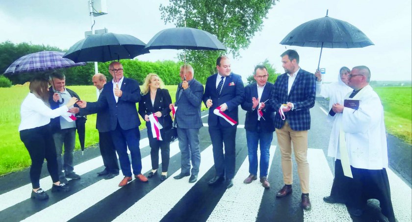 Gdy przyszło przecinać wstęgę obficie lunął deszcz. – To woda święcona – zaśmiał się ktoś w tłumie fot.: Sławomir Rajch (3)