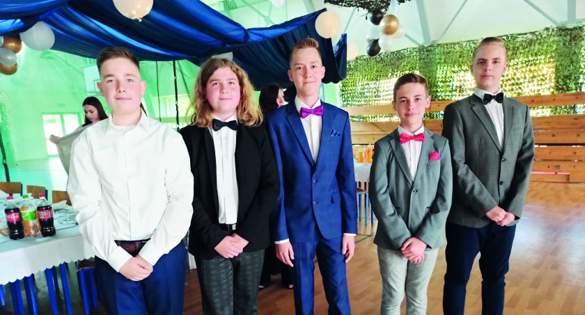 Szkołę Podstawową nr 2 im. Mikołaja Kopernika w Działoszynie w tym roku opuszcza 103 absolwentów. Bawili się w sobotę na komersie fot.: Magdalena Lizurej