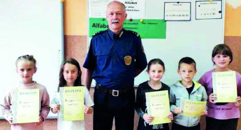 Komendant Straży Miejskiej w Wieluniu Jarosław Surma prowadził zajęcia dla dzieci. Opowiadał głównie o zachowaniu bezpieczeństwa w trakcie wakacji fot.: archiwum szkoły