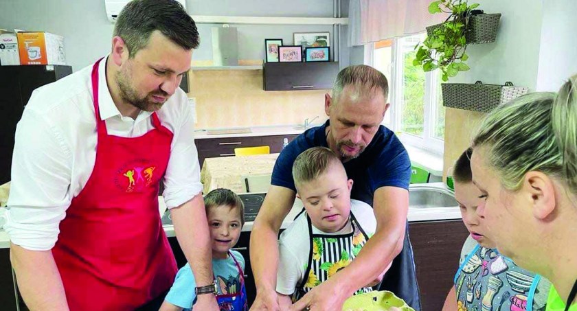 Wicestarosta Krzysztof Dziuba razem z uczniami Zespołu Szkół Specjalnych w Wieluniu, działał w kuchennej przestrzeni. Podobno wyszły z tego smaczne pączki… fot.: archiwum prywatne