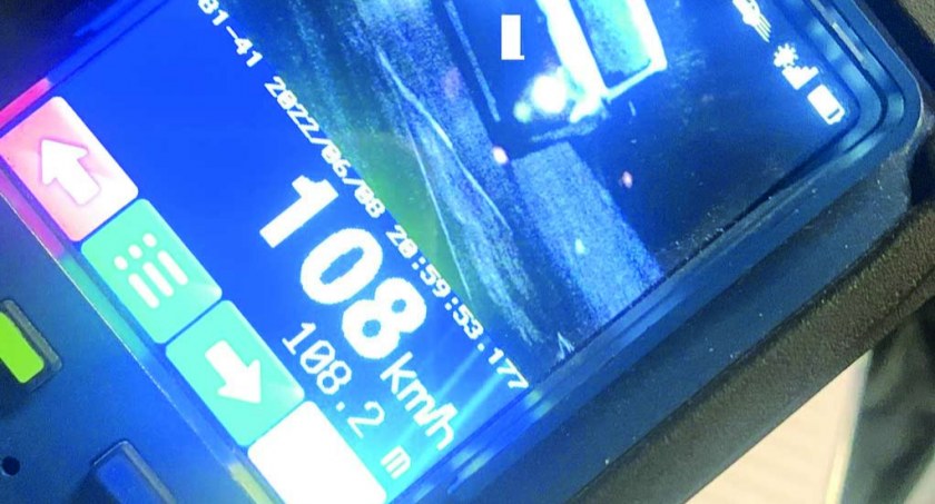 Na ekranie urządzenia pomiarowego ukazała się prędkość 108 km/h   fot.: Komenda Powiatowa Policji w Pajęcznie 